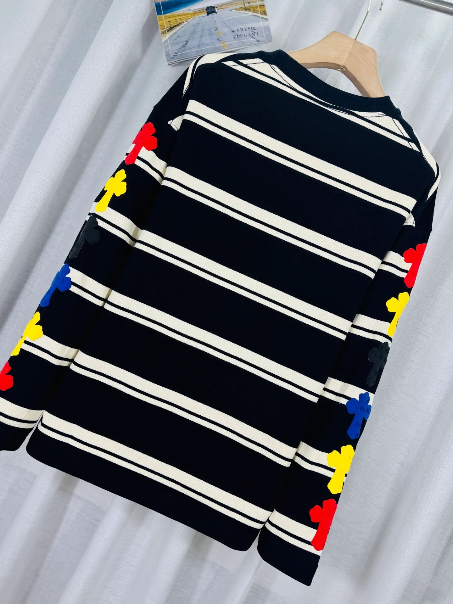 P250 top version, real shot without P, ​​different from market currency) 𝗖𝗵𝗿𝗼𝗺𝗲 𝗛𝗲𝗮𝗿𝘁𝘀/Cro Heart 2025 Autumn and Winter Horseshoe Cross 3D Printed Black and White Striped Couple Casual Long Sleeve 👑The highest version! Customized fabric 320g fabric! Horseshoe cross sticker, a best-selling model in the counter, very comfortable to wear. Accessories: original molded and authenticated collar label➕100% silk wash label. Genuine purchase-grade original hangtag➕matching hanging rope➕3D hanging beads➕original packaging bag. Craftsmanship: The original version has consistent wiring! The highest version of the armhole matching technique! Color: Black Size: S M L XL Style No.: 5188